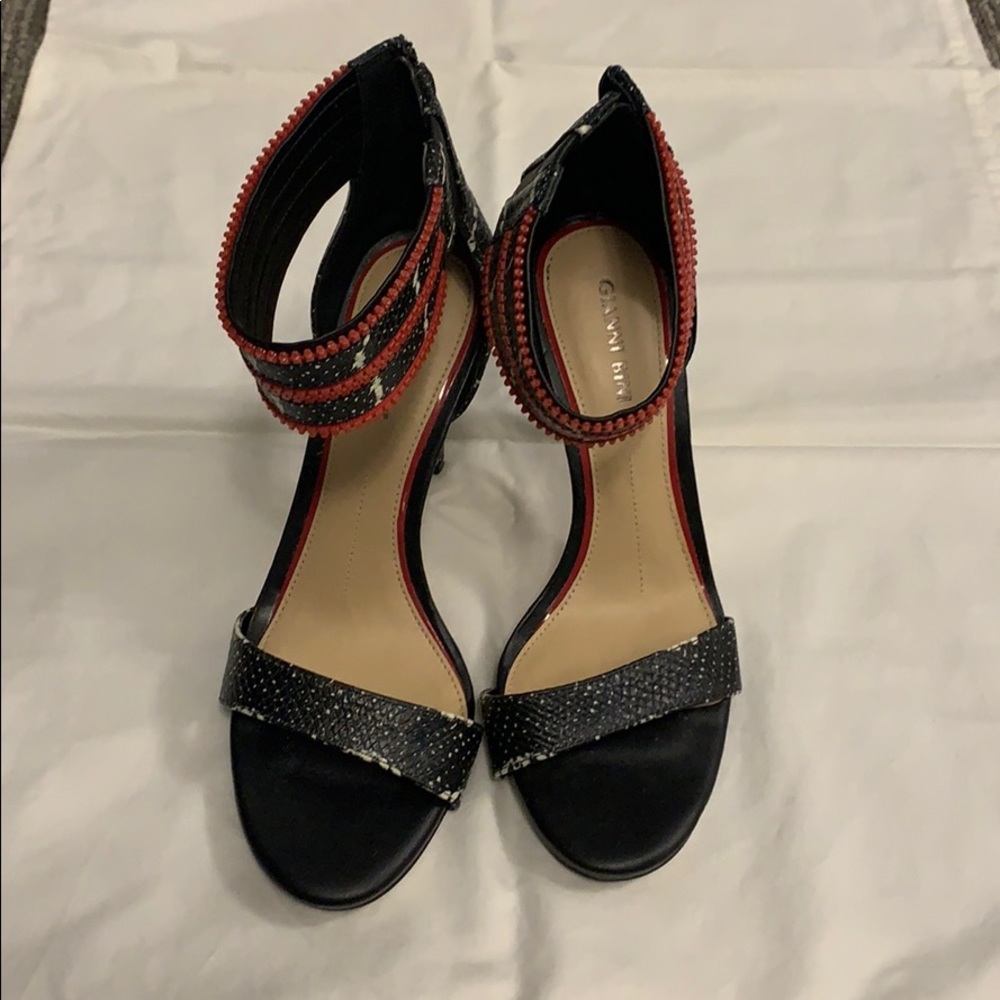 Woman’s Gianni Bini heel sandal size 8